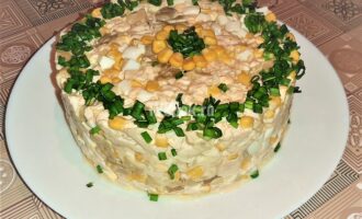Салат с курицей, грибами и кукурузой