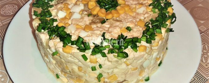 Салат с курицей, грибами и кукурузой