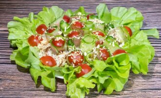 Салат с тунцом и овощами с яйцом