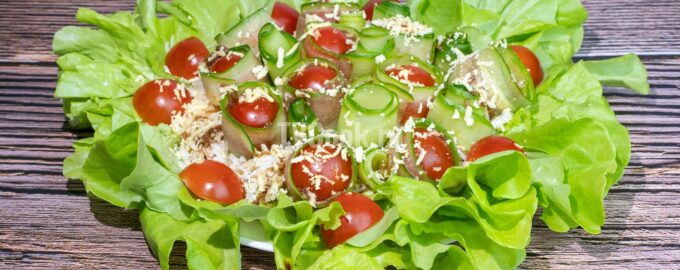 Салат с тунцом и овощами с яйцом