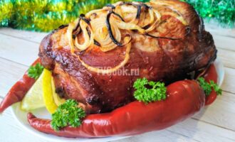 Мясной рулет с ветчиной и красным болгарским перцем