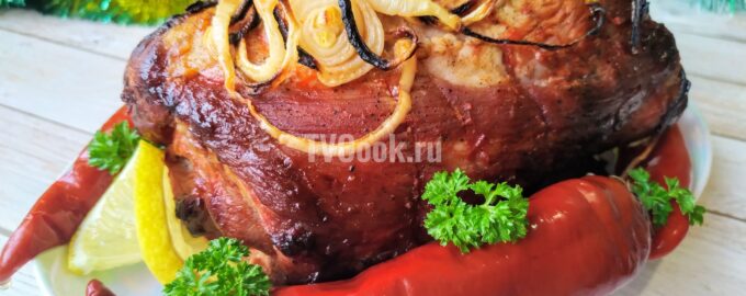 Мясной рулет с ветчиной и красным болгарским перцем