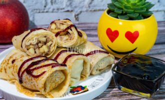 Блины на кефире с яблоками и корицей
