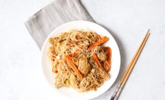 Рисовая лапша с курицей и овощами на сковороде