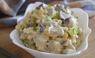 Салат с грибами и кукурузой