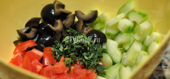 Салат с маслинами