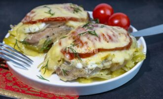 Мясо свинины по французски с помидорами в духовке