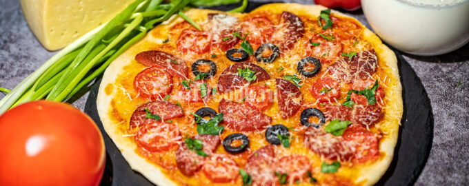Мини-пицца с колбасой и помидорами с сыром
