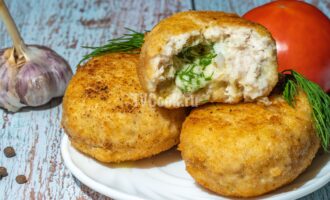 Куриные котлеты с сыром и зеленью на сковороде