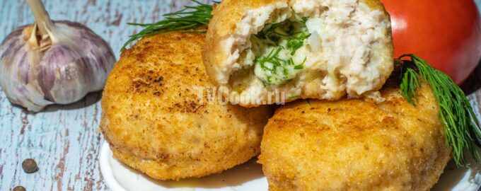 Куриные котлеты с сыром и зеленью на сковороде