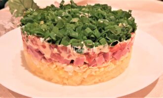 Слоёный салат с ветчиной и помидорами