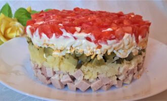 Слоеный салат со свининой, яйцами и овощами