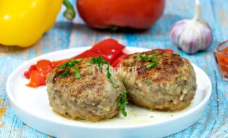 Смотрите внимательно мой пошаговый видео рецепт приготовления вкуснейших котлет из смешанного мясного фарша с картофелем и репчатым луком.