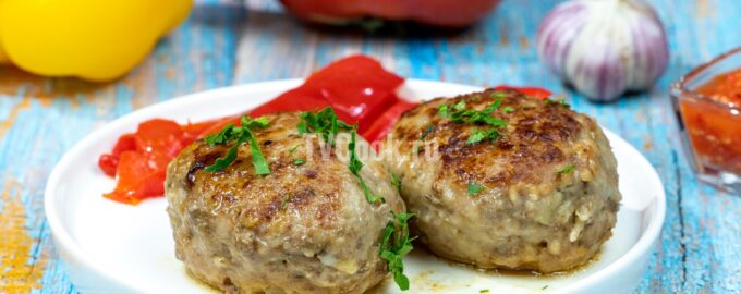 Смотрите внимательно мой пошаговый видео рецепт приготовления вкуснейших котлет из смешанного мясного фарша с картофелем и репчатым луком.