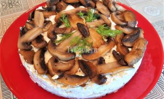 слоеный салат с куриным филе и грибами