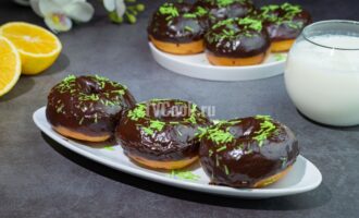 Шоколадные дрожжевые пончики с посыпкой