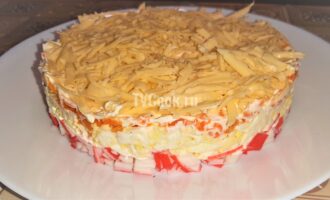 Слоеный салат с крабовыми палочками и сыром