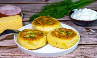 Картофельные котлеты с ветчиной и сыром