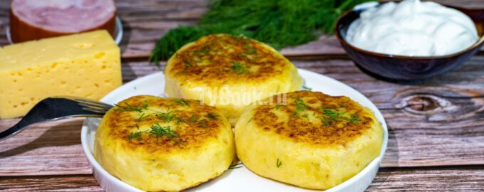 Картофельные котлеты с ветчиной и сыром