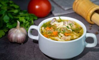 Куриный суп с домашней лапшой и специями