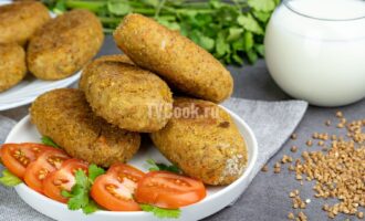Котлеты из гречки с овощной заправкой