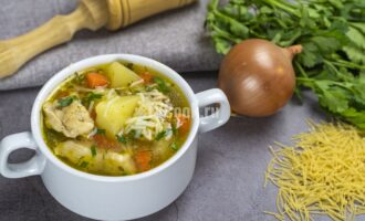 Диетический суп с курицей и вемишелью