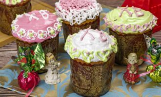 Пасхальные сдобные куличи с творогом и изюмом
