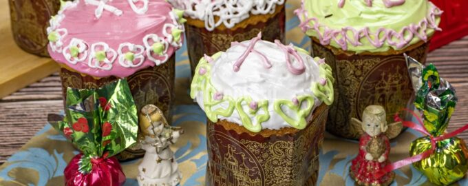 Пасхальные сдобные куличи с творогом и изюмом