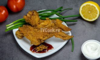Куриные крылья со специями в панировке на сковороде