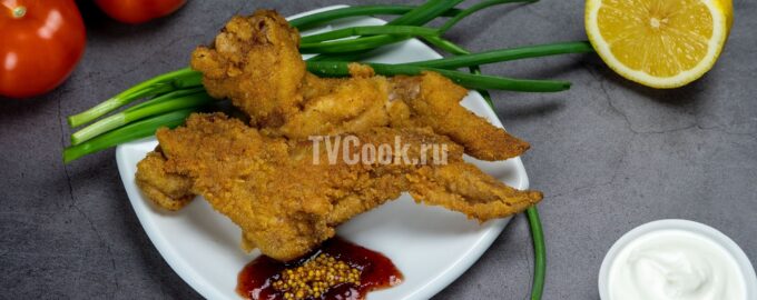 Куриные крылья со специями в панировке на сковороде