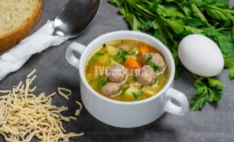 Быстрый суп с мясными фрикадельками и клецками