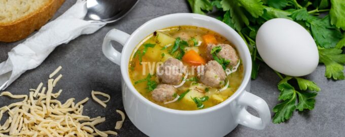 Быстрый суп с мясными фрикадельками и клецками