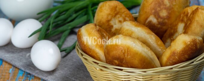 Пирожки с яйцом и зелёным луком на сковороде