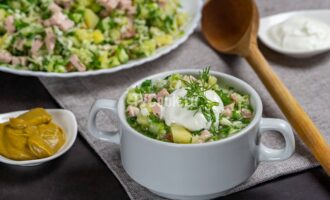 Классическая окрошка на квасе с колбасой