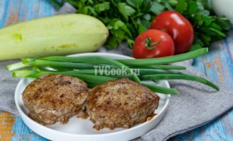 Котлеты из фарша с кабачком на сковороде