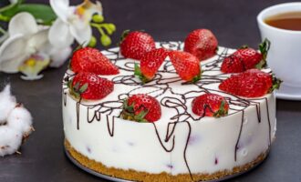 Творожный торт со сметаной и клубникой без выпечки