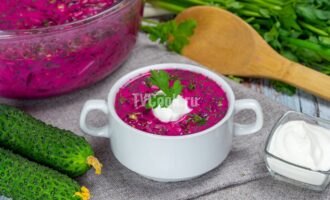 Холодный свекольник с куриным яйцом на кефире с минеральной водой.