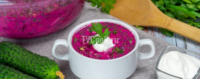 Холодный свекольник с куриным яйцом на кефире с минеральной водой.