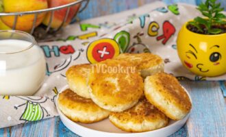 Сырники из творога с манкой и яйцом на сковороде