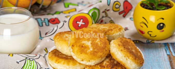 Сырники из творога с манкой и яйцом на сковороде