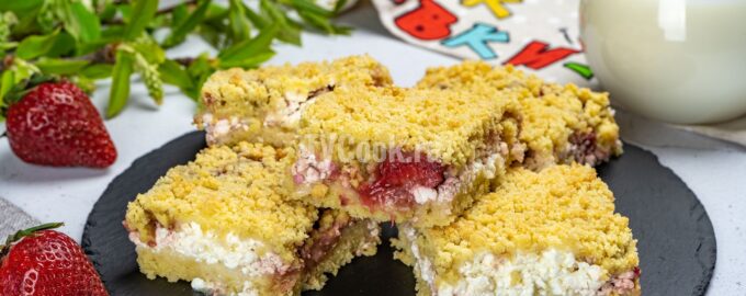 Песочный пирог с творогом и клубникой