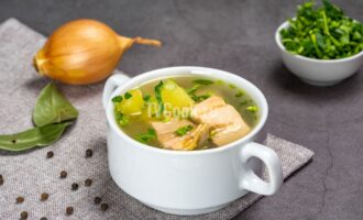 Домашняя уха из горбуши с овощами