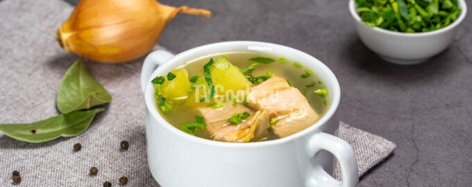 Домашняя уха из горбуши с овощами