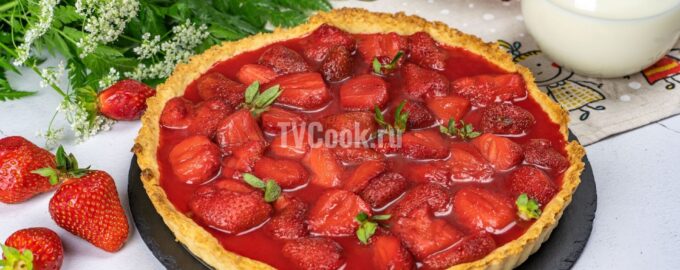 Заливной песочный пирог с клубникой и сметаной