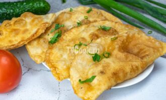 Чебуреки из пресного теста с луком и мясным фаршем