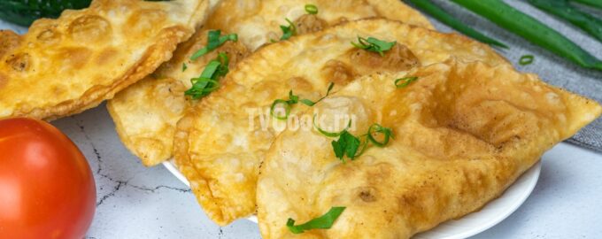 Чебуреки из пресного теста с луком и мясным фаршем