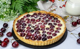 Песочный пирог с вишней и сметанной заливкой