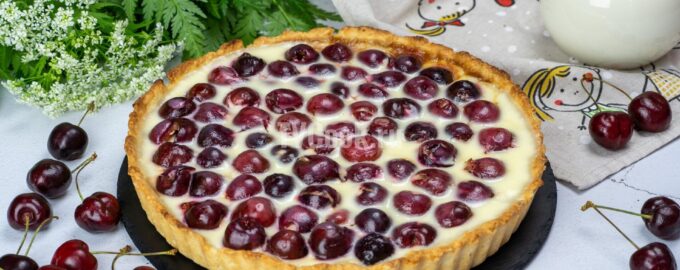 Песочный пирог с вишней и сметанной заливкой