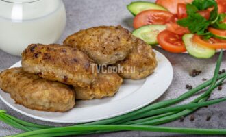 Котлеты из мясного фарша с луком на сковороде