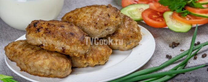 Котлеты из мясного фарша с луком на сковороде